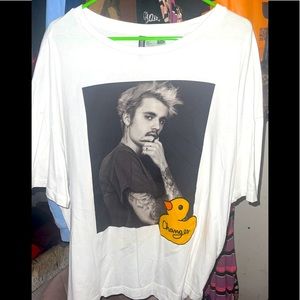 Justin Bieber changes shirt XL